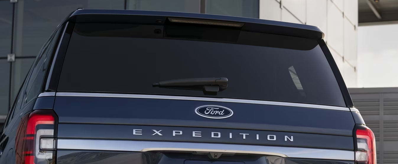 A table comparing the key features of the 2023 Ford Expedition and 2023 Ford Explorer.
